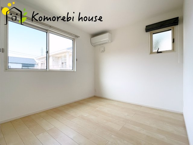 落ち着いた色調の寝室です