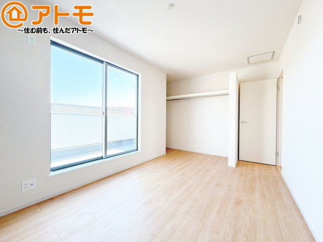 バルコニーに面したお部屋なので、布団などの大きなものも楽々干せます♪