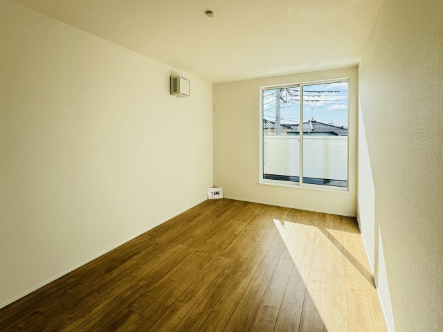 7.5帖寝室・南側バルコニー前の明るいお部屋です♪