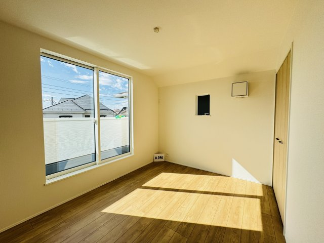 6.5帖洋室・南側バルコニー前の明るいお部屋です♪