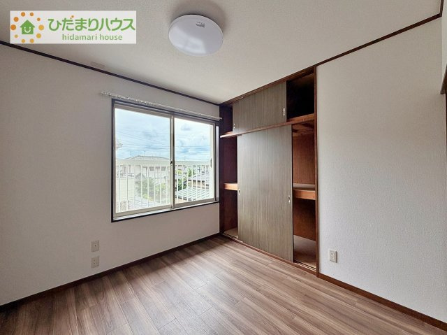 バルコニーに面していて、たっぷり光りの入る明るいお部屋です！寝室にも