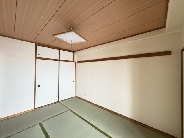 天然のい草が香る畳敷きで、心安らぐ空間を演出しています。襖付きの収納スペースも完備され、布団や季節物の収納にも便利。来客用スペースや子供部屋、在宅ワークスペースなど、幅広い用途に対応可能です。