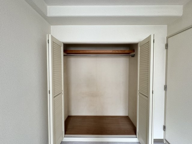 クローゼットは、奥行き・高さともにゆったり設計。ハンガーパイプと上部棚を備えており、衣類から小物まで効率よく収納できます。室内の美観を保ちながら、生活感をすっきり隠せる便利な収納スペースです。