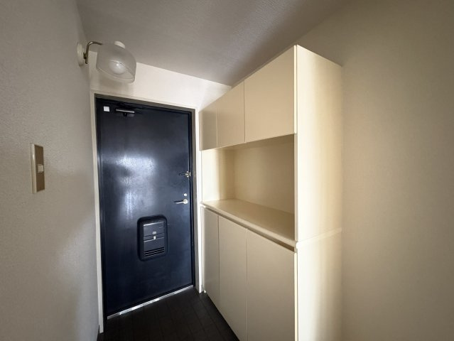 落ち着きのあるダークカラーの玄関ドアが、住まい全体にシックな印象を与えます。小物ディスプレイができるオープンスペースもあり、季節のインテリアで玄関を彩る楽しみも。訪れる人に好印象を与える玄関です。