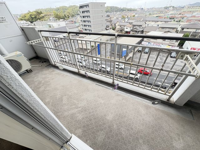 南向きで陽当たりの良いバルコニー。遠くまで広がる開放的な眺望を楽しめるのが魅力。洗濯物がよく乾き、日々の家事も快適に。ガーデニングやちょっとしたアウトドアチェアを置いて寛ぎの時間を楽しむのも。