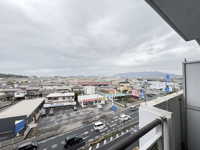 バルコニーからは、遠くまで広がる市街地と山並みを一望できる開放的な眺めが楽しめます。高層階の為、空を広く感じられる贅沢なロケーション。住まいにいながら四季の移ろいも感じられる、魅力的な眺望です。
