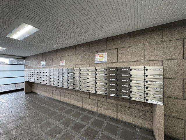 エントランス横には機能的に配置された大型メールボックスが整備されています。各住戸ごとに分かれたポストは管理が行き届き、郵便物の受け取りも安心。宅配ボックスもあり、不在がちなご家庭も安心です。