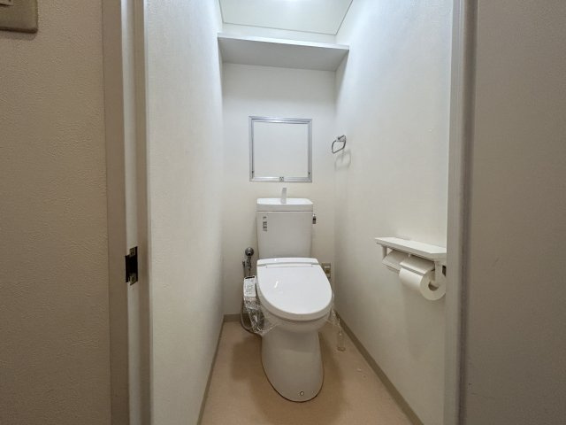 小窓付きで換気しやすく、清潔感を保ちやすいトイレです。温水洗浄便座を完備し、快適にお使いいただけます。ホワイトを基調にしたシンプルな内装が、空間をより広く感じさせます。使い勝手の良い設計です。