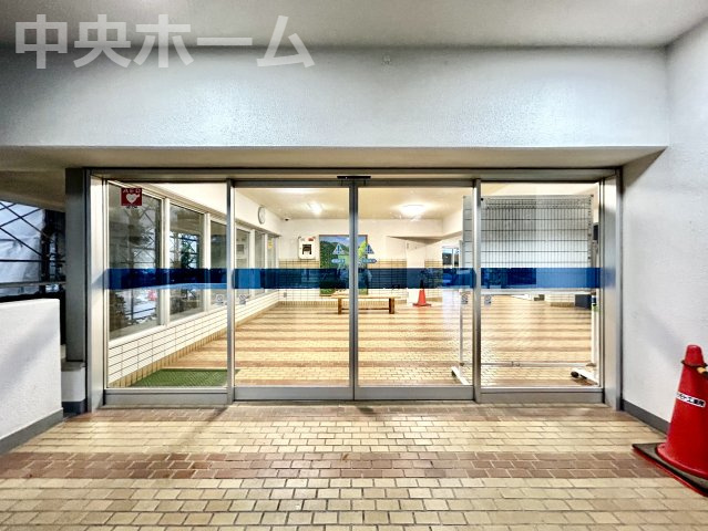 【エントランス】マンションのエントランスは、その物件の印象を決める、顔とも言える場所です。毎日通る場所ですからきれいなのが一番です。エントランス内はオートロックですので暮らしの安全も確保されています。