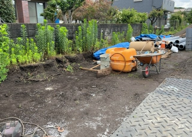 土地の面積＝住宅面積ではありません。建ぺい率の問題などで、土地のある場所によって住宅を建てられる面積は限られています。高さもしかり、「土地」という言葉の中には、建築条件も含まれると考えておきましょう。