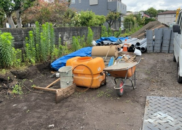 家を建てる場合、方位は要チェックです。現実的に日当たりのよい家ならばリビングは南側、建築基準法でも北側に当たる家への配慮は求められています。土地を見学に行く際は、方位磁針を持って行くようにしましょう。