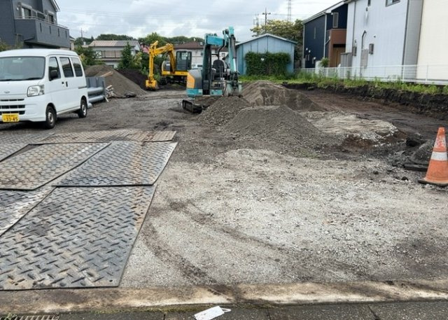 土地の前の道路に消火栓が設置されていることがあります。この場合、道路交通法第45条第1項により、駐車禁止の場所が指定されています。そのため、車庫などの駐車スペースをつくることができない場合があります。