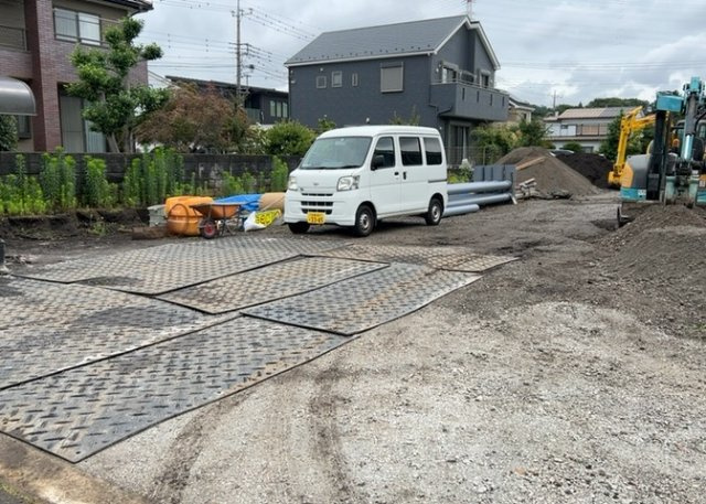 現地に行くなら、物件の周囲の地形がどうなっているかを見ることも大切です。周辺より低くなっている土地では、大雨などで水が集まりやすいため、地盤が弱くなっているということも考えられるため、注意が必要です。