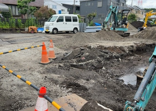 土地購入を検討されている場合、境界杭がない状態で購入してしまうと境界確定測量をする必要があり、費用がかかります。購入の前に、売主、隣土地所有者立ち合いのもと境界を確定し境界杭を設置するのがベストです。
