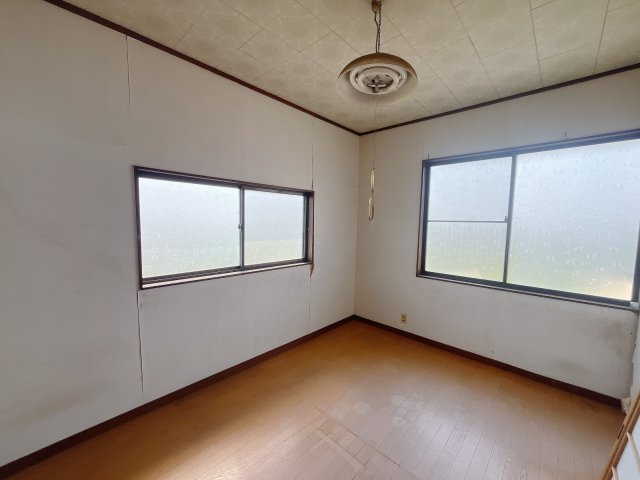 ■2階洋室｜どんな家具も合わせやすいデザイン！シンプルなつくりだからこそどんな色味・どんな素材の家具もしっくりマッチします♪