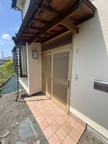 ■玄関｜また屋根付きの玄関ドアなのでお家に入る際に濡れてしまう心配もなく安心の玄関ドアになっています。