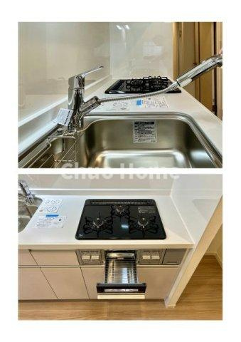 【キッチン水栓】キッチン水栓はシャワーヘッドが伸びますのでシンクの隅々まで届きます。【三ツ口コンロ】奥様に好評な三ツ口コンロと魚焼きグリルです。