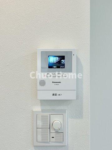 【モニターホン】誰が来たかすぐにわかるカラーモニター付きインターホン。通話ボタンを押すまでは室内の音は漏れていませんので相手を確かめてから応対できます。