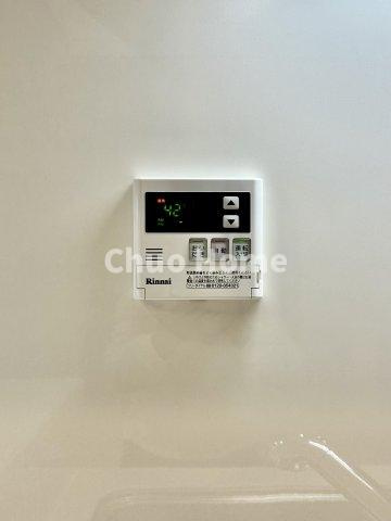 【給湯リモコン】外での一日を忘れさせてくれるオートバス機能でお好みの湯量・温度に調整された浴槽。
