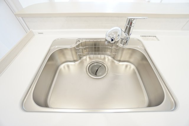 ◆キッチン水栓、浄水器◆　広々としたシンクで食器や調理器具等の洗い物が楽にできます。水栓は浄水器付きです。　簡単においしいお水を使用することが出来ます。