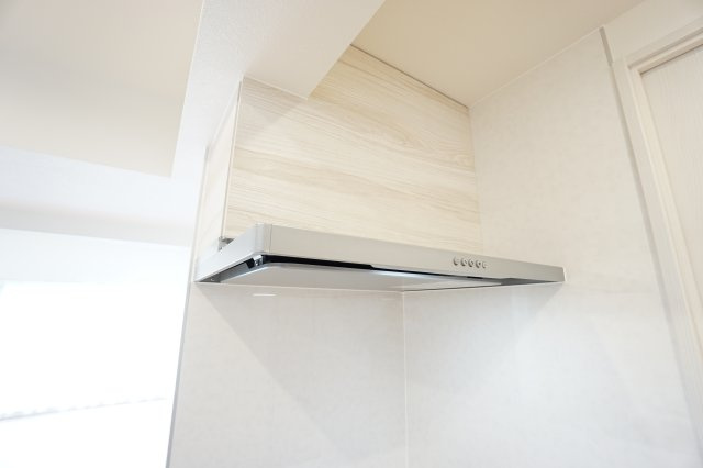 ◆換気扇◆　スタイリッシュな換気扇を採用。3段階の強弱から選択できます。手元灯もあり作業がしやすい仕様です。