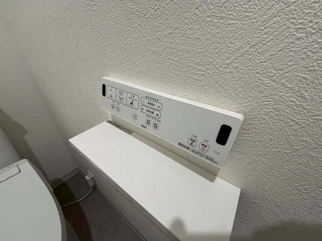 ◆温水洗浄トイレ◆　壁リモコンタイプの為、便器のお掃除が簡単に出来る、見た目もスッキリすると　非常に満足度の高い商材です。