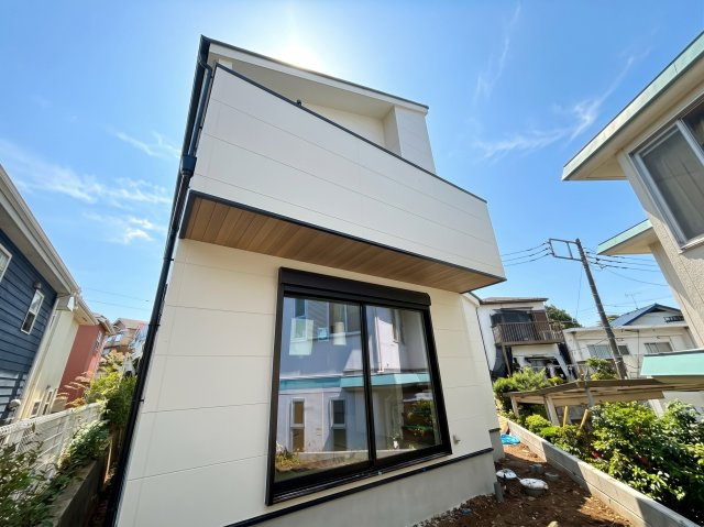 道路から少し上がった敷地になっており、通行人の視線が気になりにくくプライバシーがしっかりと守られます。玄関先には植栽スペースも設けられ、季節のお花を植えてご近所さんとの会話も弾みそうですね。