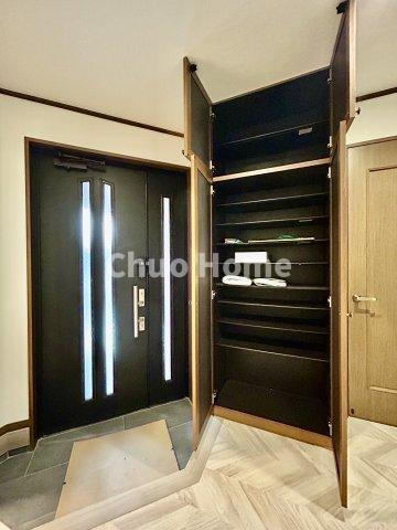 【玄関】玄関には大型のシューズクローゼットを設置しておりますのでいつでもスッキリりとした空間を保てます。玄関周りを清潔に使うのはとても大事なことですよね。