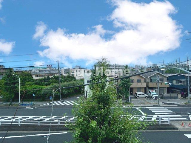 手を伸ばせば、ふれることが出来そうな環境が、そのままインテリアになったような印象です。その豊かな眺望にふさわしい空間には、通風・採光にも優れ、心地よい光と風があふれています