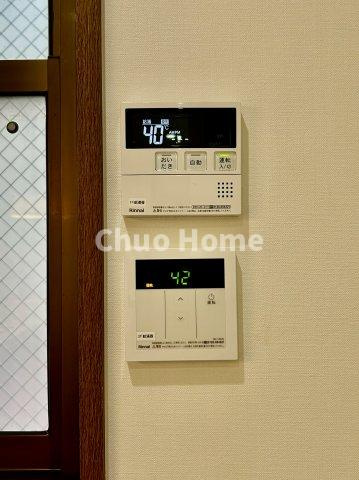 【給湯リモコン】外での一日を忘れさせてくれるオートバス機能でお好みの湯量・温度に調整された浴槽。