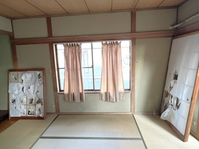 畳の温もりを感じられる和室は、落ち着いた時間を過ごせる空間。掃き出し窓から自然光が入り、日中は明るく開放的です。居間としてはもちろん、客間や寝室など多目的に使える柔軟さが魅力です。