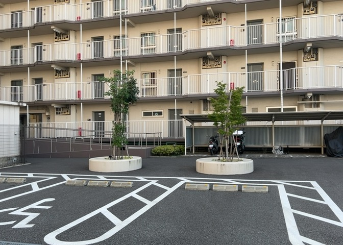 物件によっては、入居者が個人的に使用できる専用庭がついているものもあります。また、住宅の中にある土間の部分を庭と呼ぶこともあります。庭の用途は住む人によって変わり、それによってデザインもさまざまです。