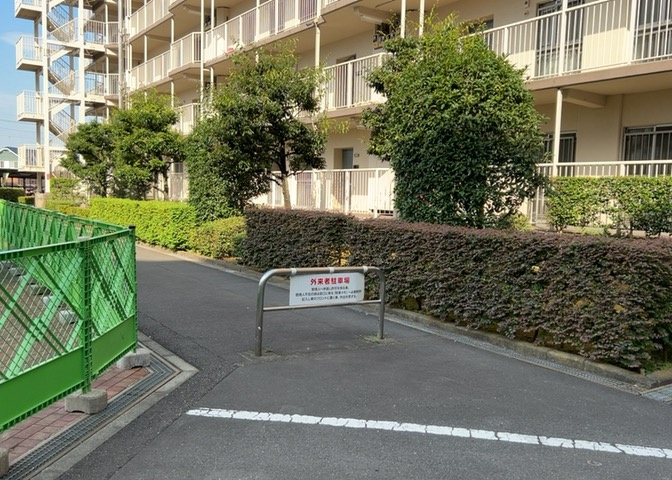 中庭（パティオ）とは、一つの建築物の内部に設けられた、壁などで囲われている庭のことを指します。コの字型、ロの字型が主流ですが、L字型の中庭もあります。最近では、インテリア性の高さからも人気があります。