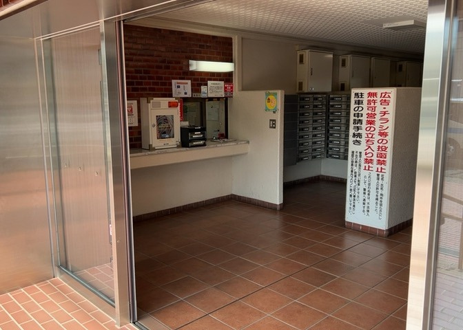 受付はマンションコンシェルジュがいる場合もあれば、管理人が滞在する小部屋を総称して呼ぶことがあります。主にエントランスに設置されていることから、防犯面でも期待ができます。防犯設備がない場合はより安心！