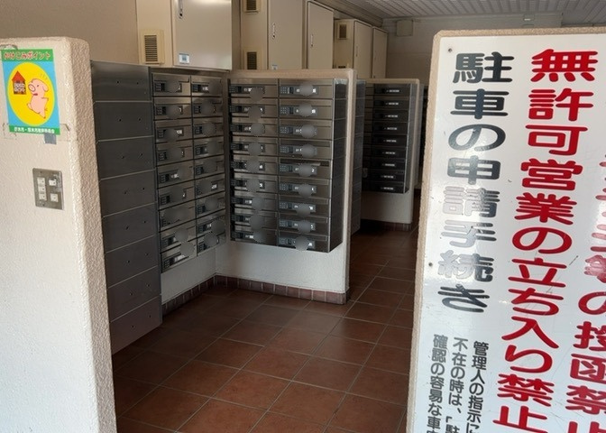 エントランス付近に設置されている集合ポストは、住んでいる部屋と離れているため、ポストをあさるなど誰かに何かされていても被害に気づきにくいです。入居する時には他人に特定されにくい番号で鍵をかけましょう！