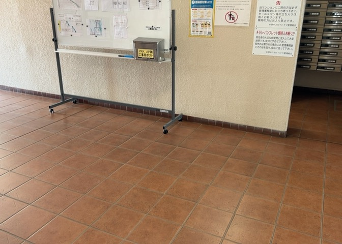 ロビーというと、エントランスと何がちがうの？と思いますよね。実はロビーとエントランスには明確な決まりはありません。物件によっては、エントランスを入って広がるある程度の広さのある空間がロビーとなります。