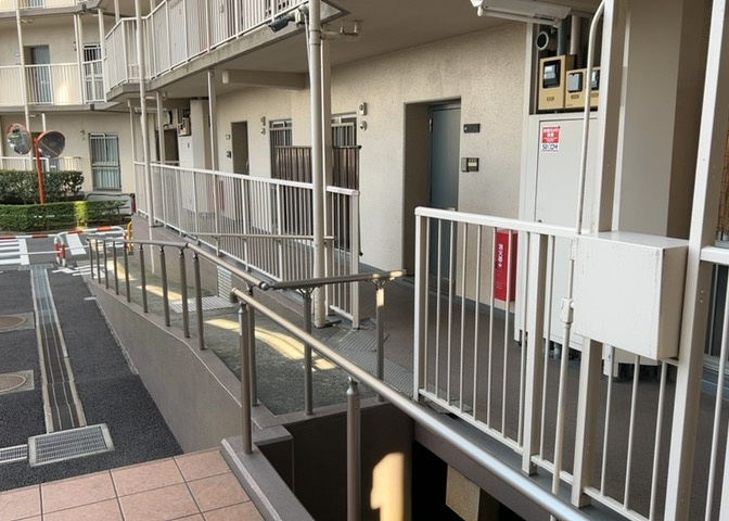 共用部分は、一棟の建物に住む区分所有者全員が共同で所有するとし、共用部分の管理、補修などは、区分所有者で形成される管理組合が行います。個人の判断で勝手に変更することはできませんので覚えておきましょう。
