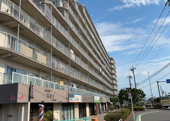 眺望の良さを楽しめるダイニングキッチンで家族団らんの時間を過ごしてはいかがでしょうか。バルコニーから見える景色を家族で眺める時間は、時間が経つのを忘れてしまいそうですね。是非、現地を見に行きましょう！