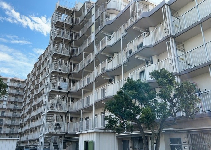 道幅が広い場所は日当たりや風通が良好です。幅が広いのですれ違いも可能ですし大きな車でも駐車可能！一方で、大型車が通ることも多くなるため交通量の増加により騒音に繋がります。また土地の値段が高くなります。