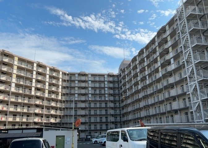 ＲＣ造、Reinforced　Concreteは直訳すると補強されたコンクリートです。主に柱や梁・床・壁が鉄筋とコンクリートで構成おり、鉄筋を組んだ型枠にコンクリートを流し込んで固めたものを指します。