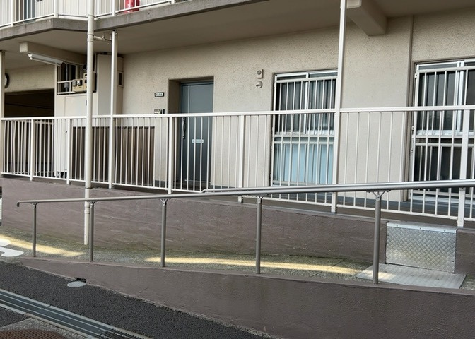 玄関は家の顔でもあり、家族以外の目にも止まる場所です。玄関は外との間を仕切る扉、靴などをしまっておく収納スペース、靴脱ぎのたたきスペース、来客とのやり取りをするドアホンなど複数のアイテムからなります。