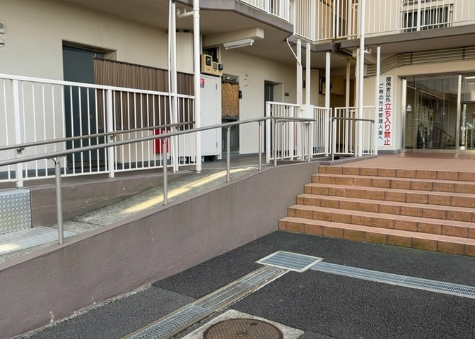 共有部分は、住民なら誰もが使える設備のこと。例えば駐車場やエレベーター、インターネット設備、セキュリティ設備などがあります。他にも、マンションの廊下・外部階段やエントランス・ゴミ置き場などがあります。