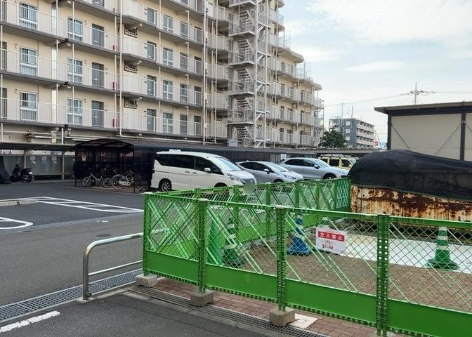 駐車場と明記されていても、最小スペースでつくられた駐車場だと大型車は駐車できなかったり、出入りしにくくなったりする可能性があります。お車のサイズと購入したい物件の駐車場のサイズを現地で確認しましょう。
