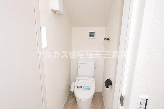 2階トイレは小窓と換気扇を備え、日常使いに便利な清潔感のある空間です。　　