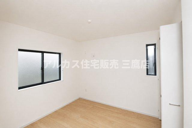 2面に窓を備えた洋室。白を基調とした内装と木目床が、清潔感のある空間を演出します。　