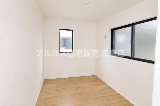 2面に窓を備えた洋室。白を基調とした内装と木目床が、すっきりとした印象を演出します。　