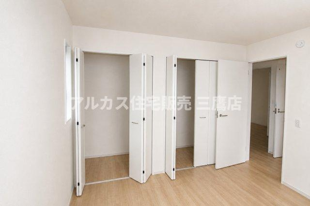 2か所のクローゼットを備えた洋室。衣類や季節物を分けて収納し、室内をすっきり保てます。　