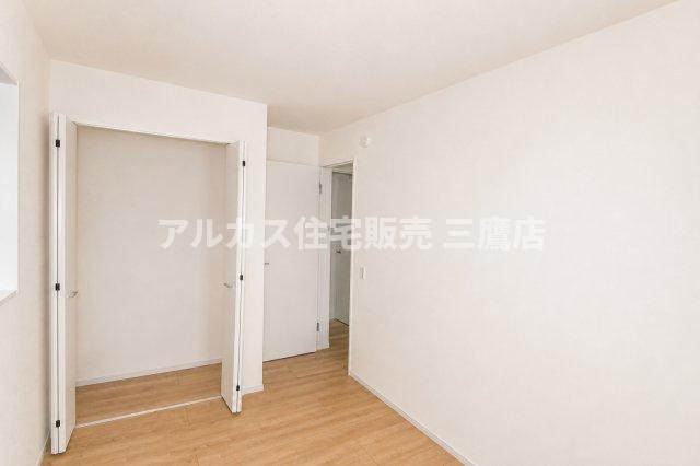 大型クローゼットを備えた洋室。壁面を広く使いやすく、家具の配置も考えやすい空間です。　