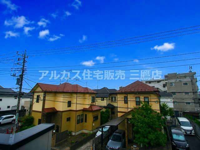 バルコニーから住宅街と空を見渡せる眺望。視線が遠くまで抜け、開放感を感じられます。　