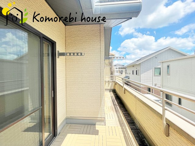 暖かな日差しのふりそそぐバルコニー